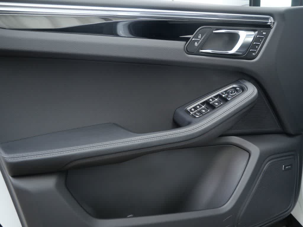 Thumbnail: 2026 Porsche Macan - 11