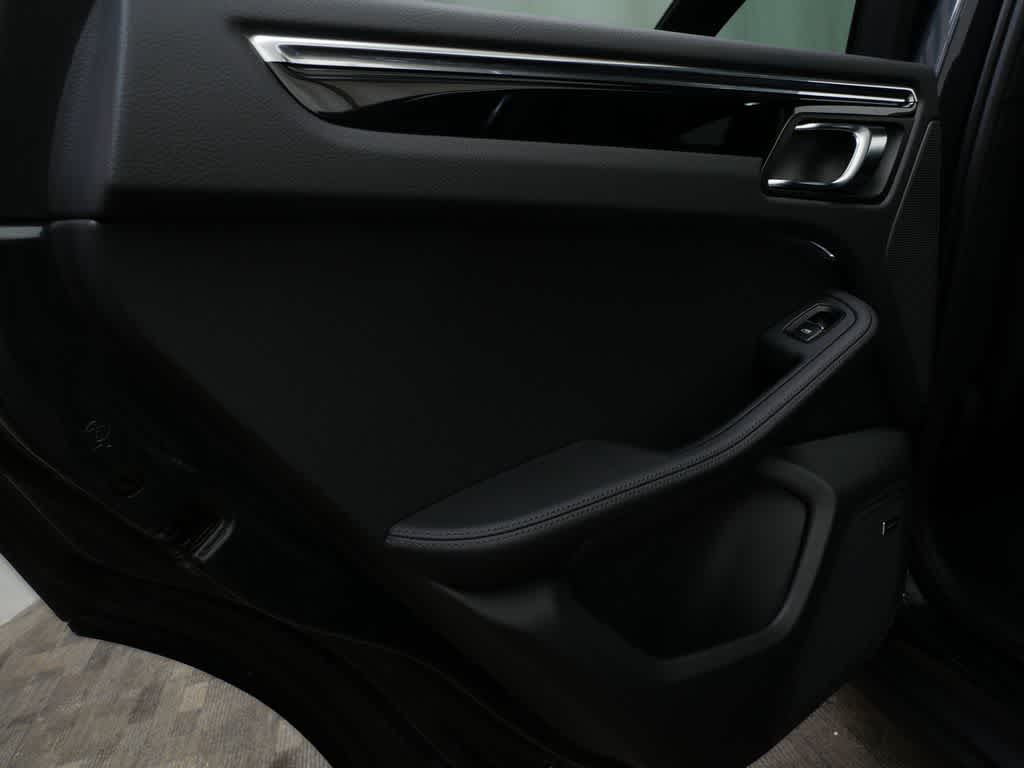 Thumbnail: 2026 Porsche Macan - 13