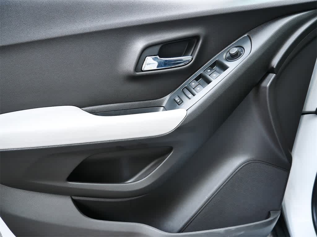Thumbnail: 2017 Chevrolet Trax - 11
