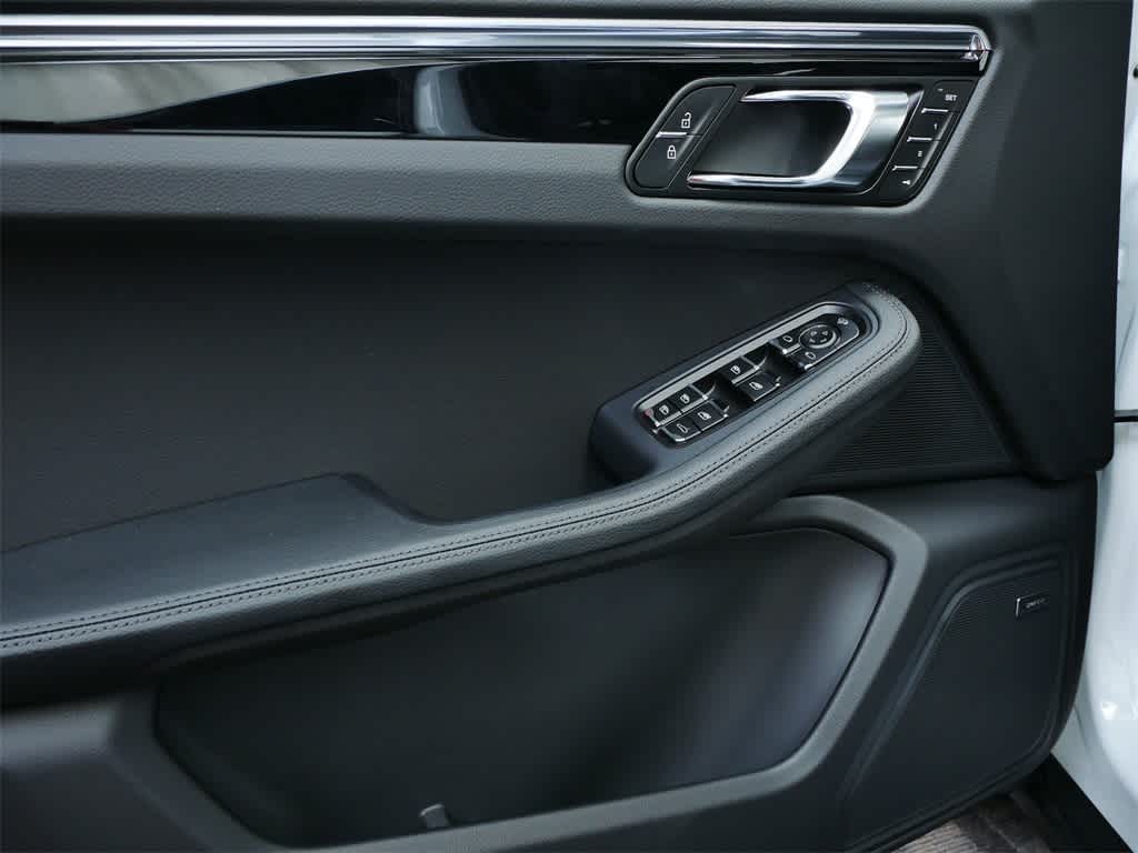 Thumbnail: 2026 Porsche Macan - 11