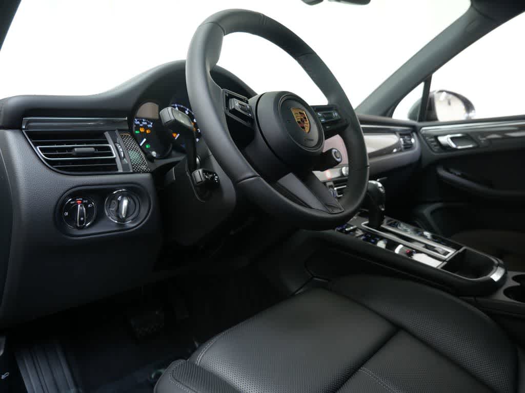 Thumbnail: 2026 Porsche Macan - 4