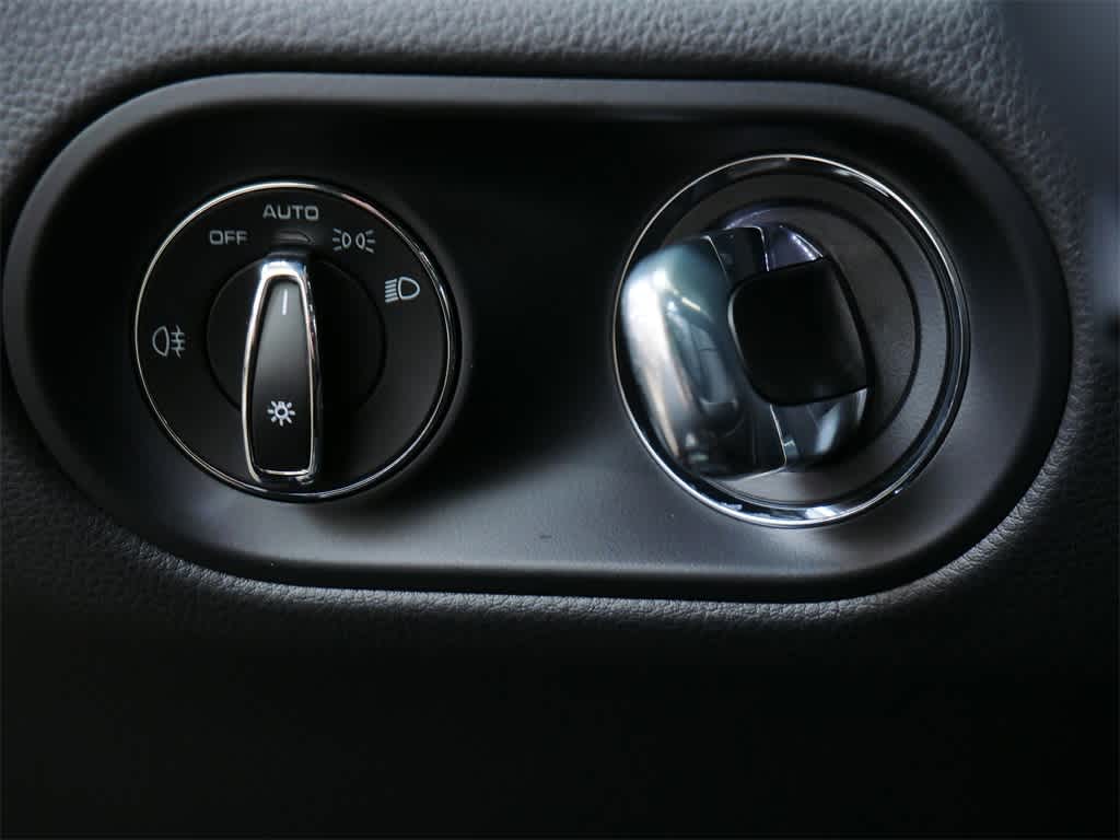 Thumbnail: 2026 Porsche Macan - 18