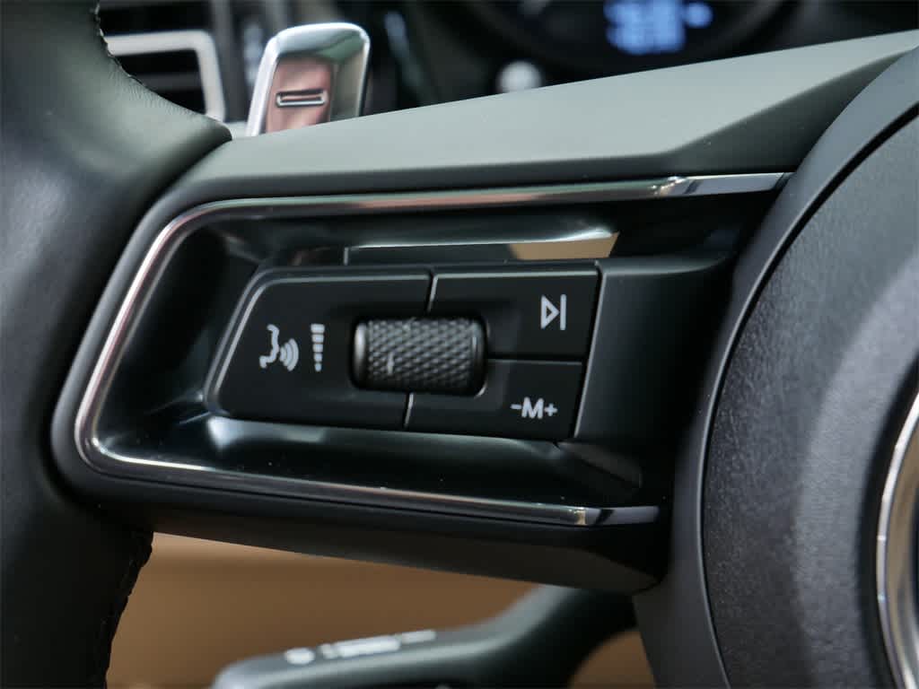 Thumbnail: 2025 Porsche Macan - 21