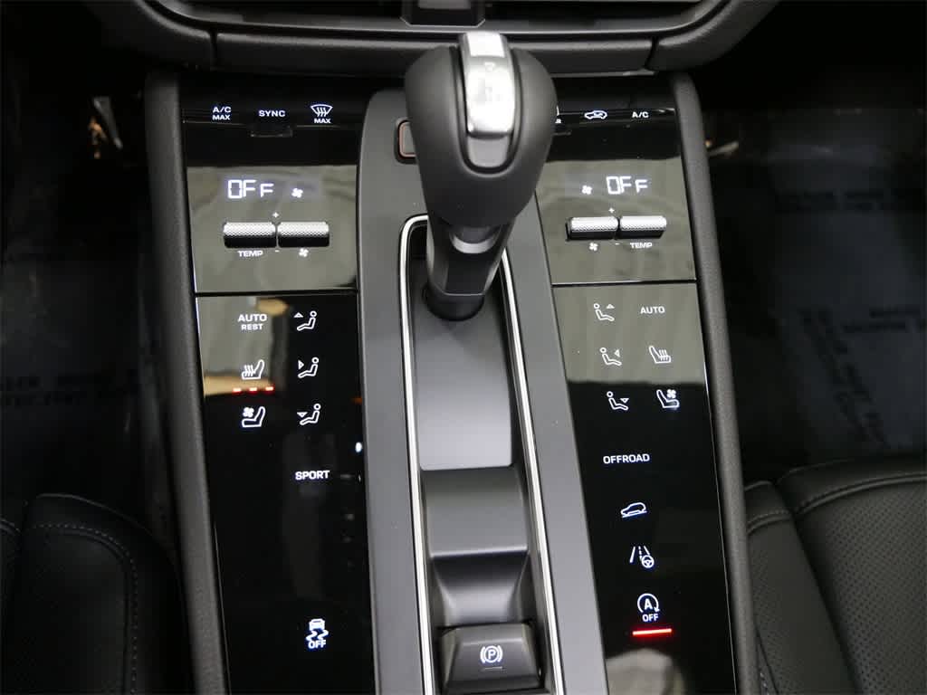 Thumbnail: 2025 Porsche Macan - 21