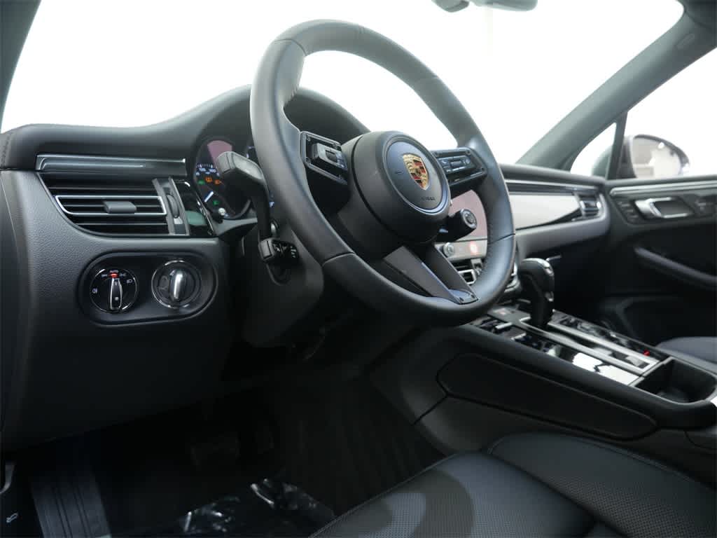 Thumbnail: 2025 Porsche Macan - 4