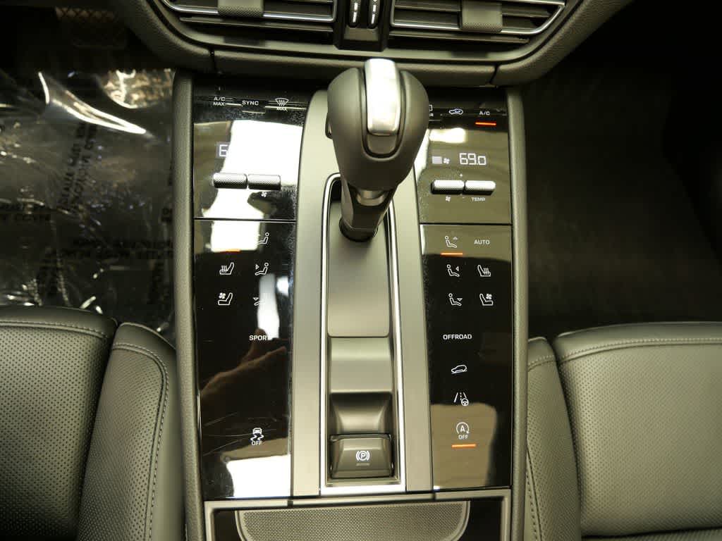 Thumbnail: 2025 Porsche Macan - 26