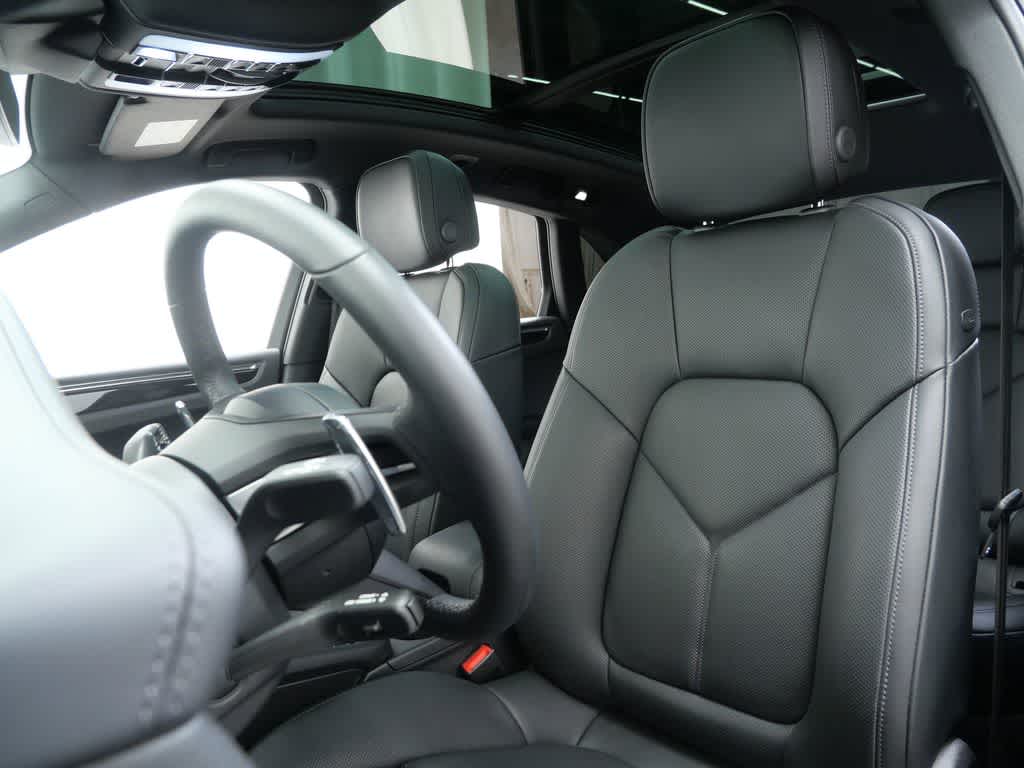 Thumbnail: 2026 Porsche Macan - 5