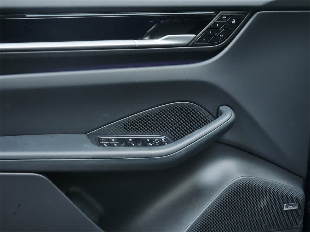 Thumbnail: 2025 Porsche Macan - 11