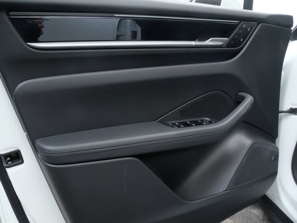 Thumbnail: 2024 Porsche Macan - 12