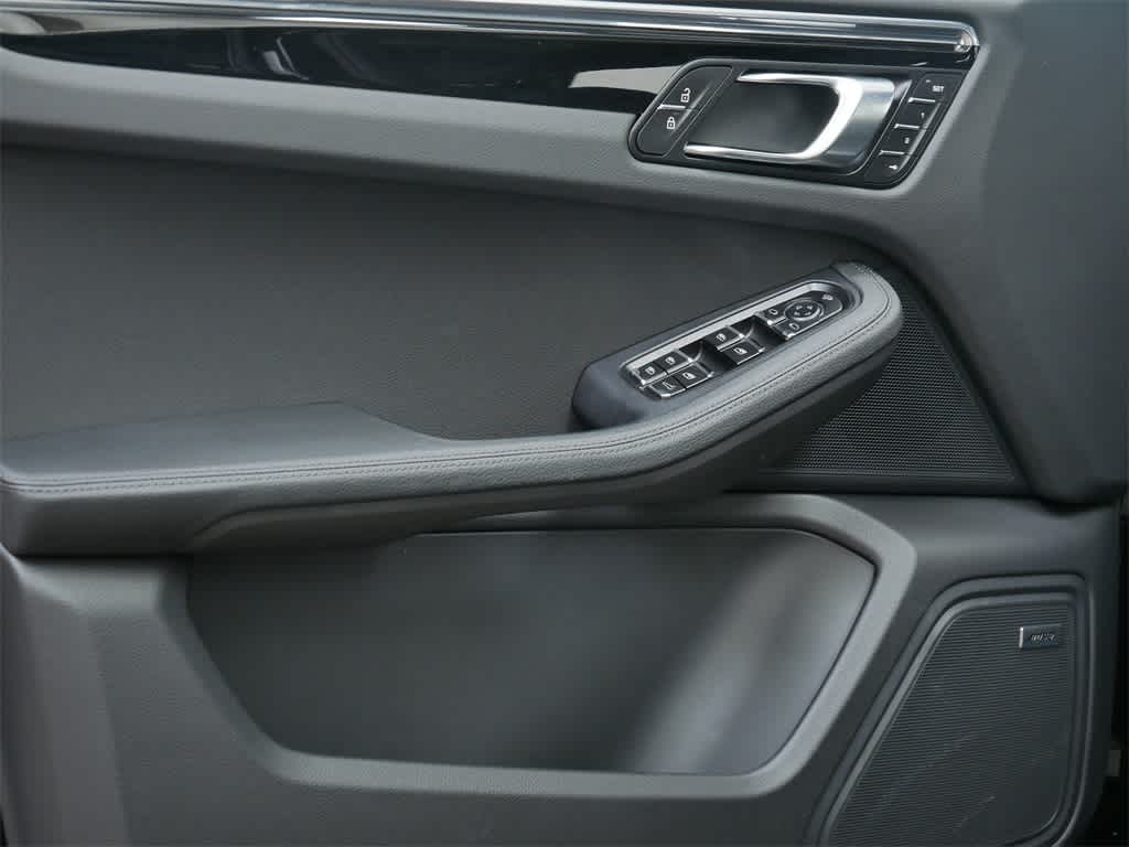 Thumbnail: 2025 Porsche Macan - 11