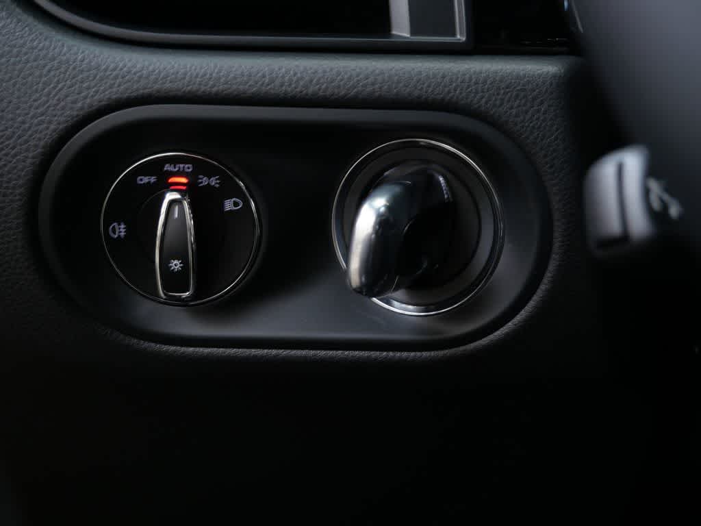 Thumbnail: 2026 Porsche Macan - 17