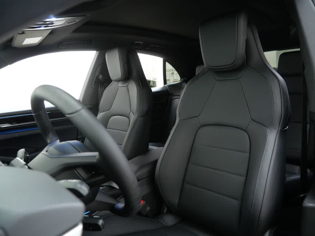 Thumbnail: 2026 Porsche Macan - 5