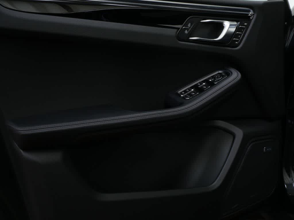 Thumbnail: 2026 Porsche Macan - 11