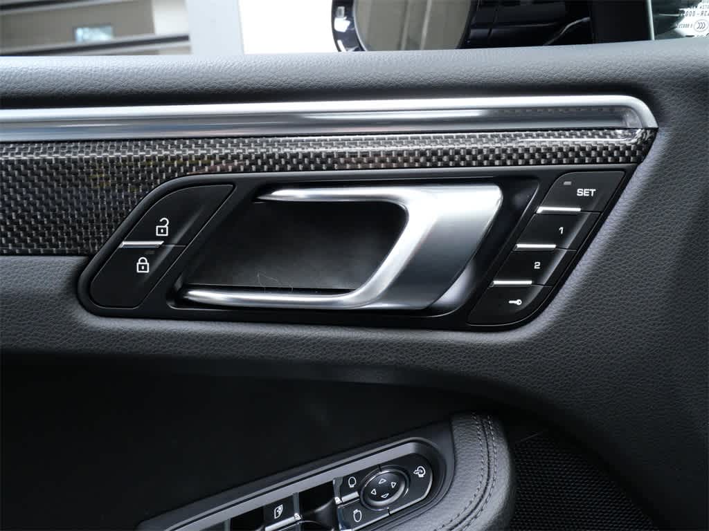 Thumbnail: 2025 Porsche Macan - 14