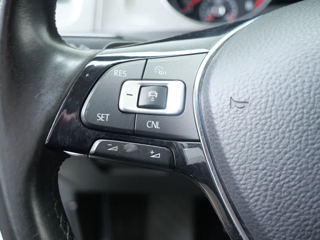 Thumbnail: 2017 Volkswagen e-Golf - 21