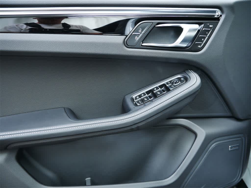 Thumbnail: 2025 Porsche Macan - 11