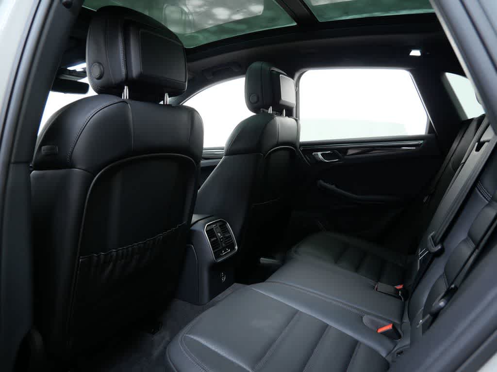 Thumbnail: 2026 Porsche Macan - 13