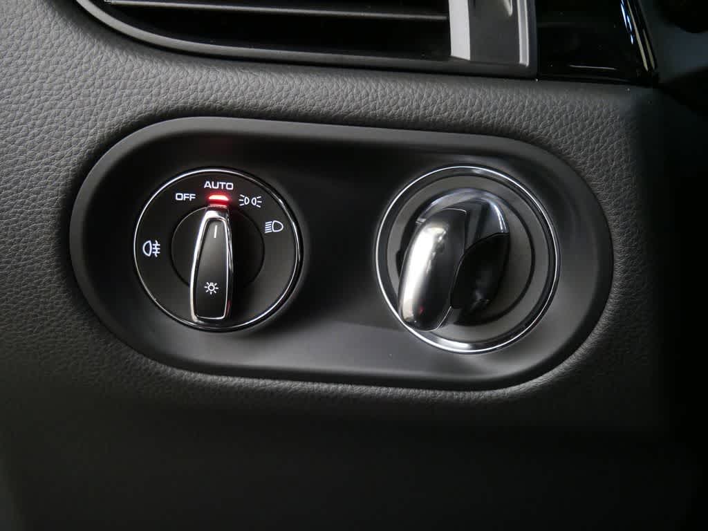 Thumbnail: 2026 Porsche Macan - 19