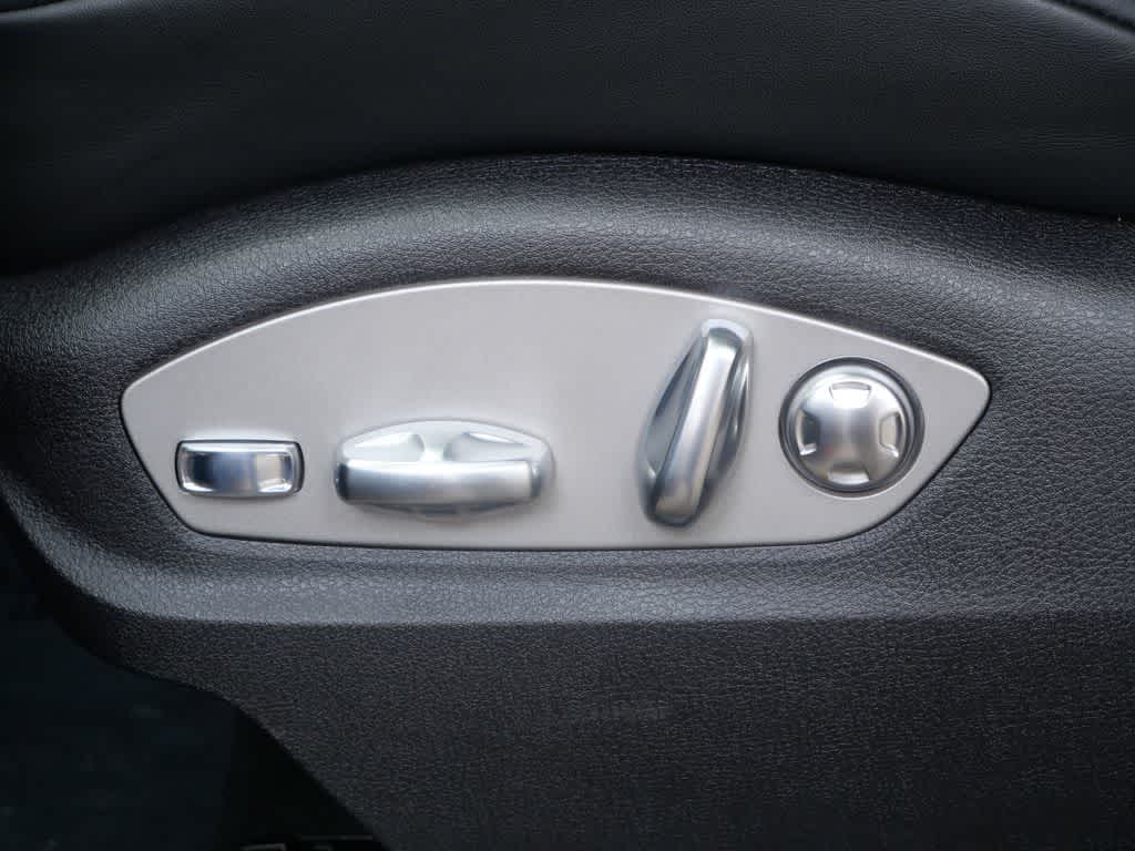 Thumbnail: 2026 Porsche Macan - 12