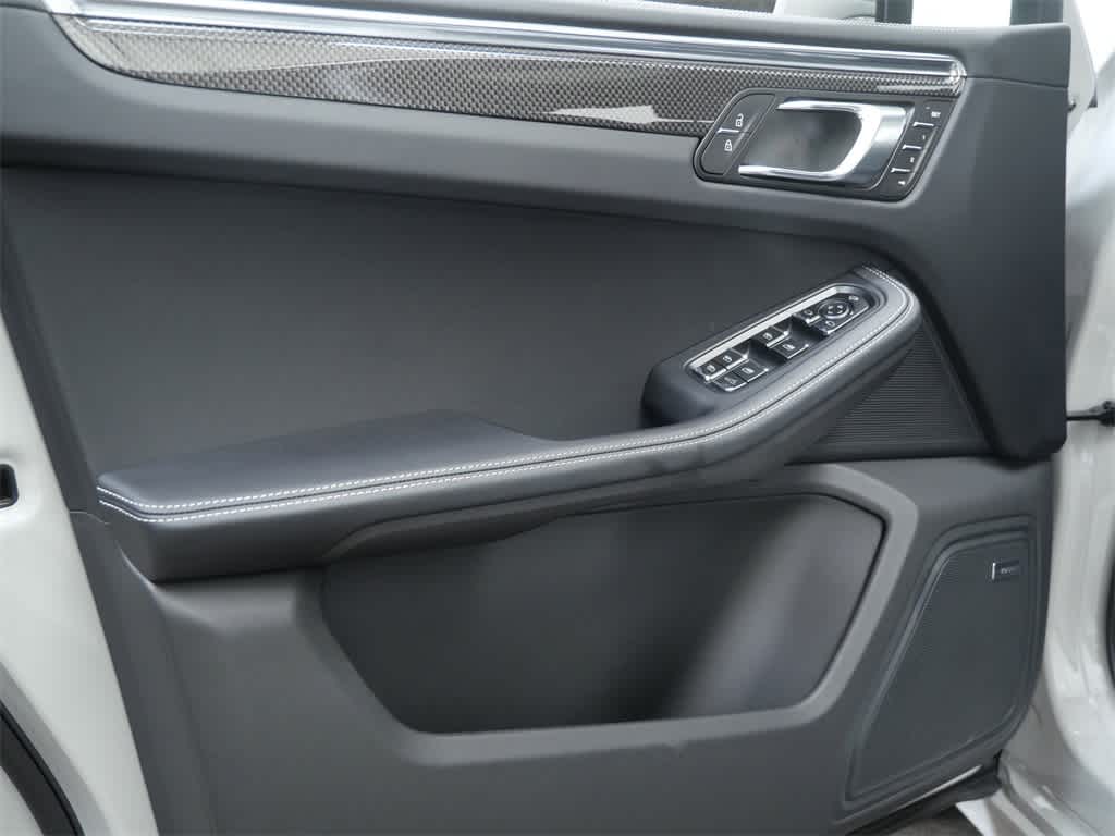 Thumbnail: 2026 Porsche Macan - 13