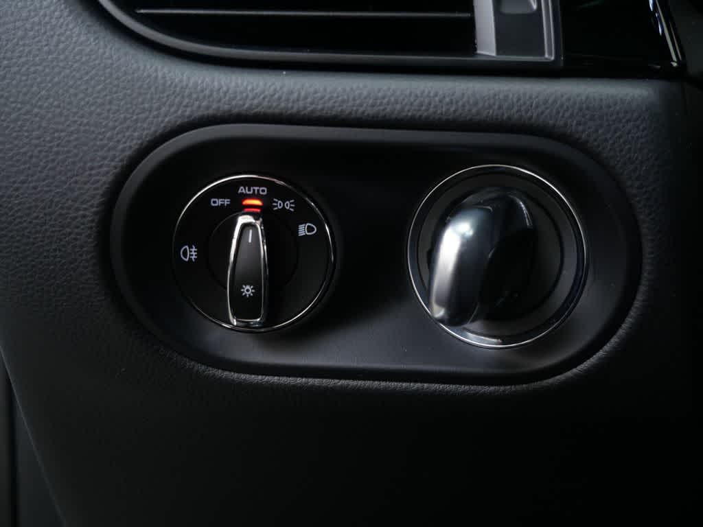 Thumbnail: 2026 Porsche Macan - 18