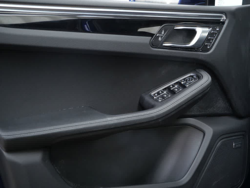 Thumbnail: 2025 Porsche Macan - 10