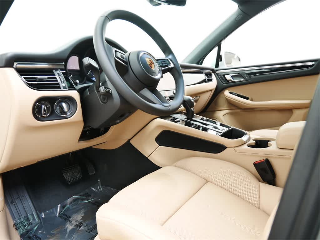 Thumbnail: 2026 Porsche Macan - 4