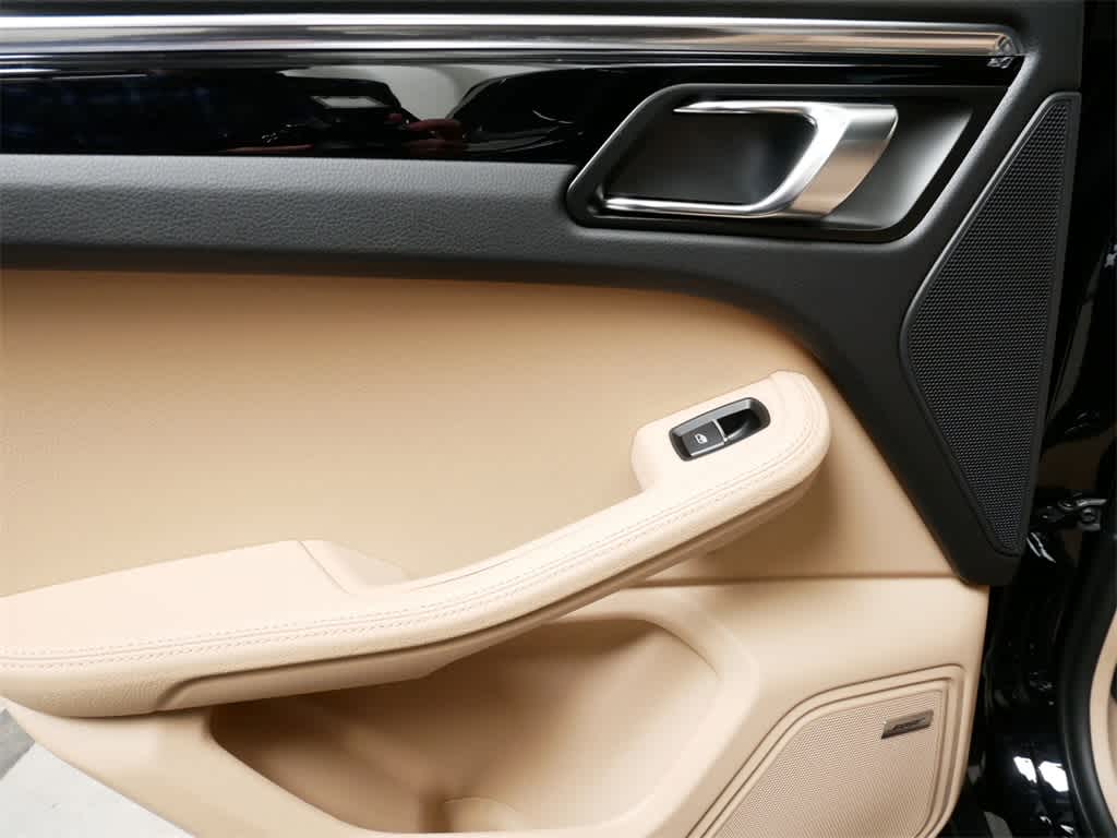 Thumbnail: 2025 Porsche Macan - 16
