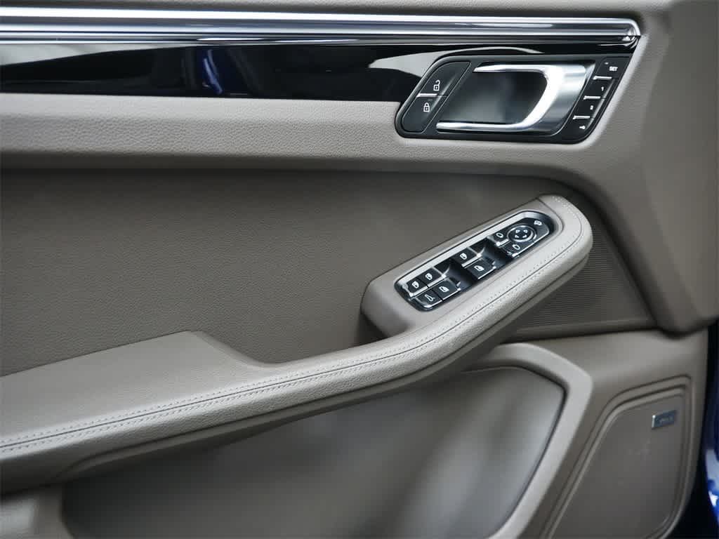 Thumbnail: 2024 Porsche Macan - 10