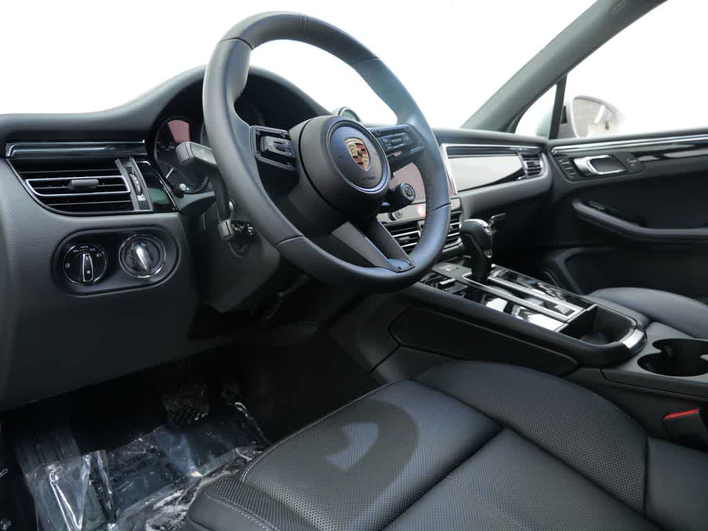 Thumbnail: 2025 Porsche Macan - 4
