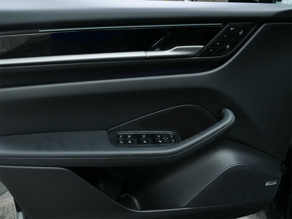 Thumbnail: 2025 Porsche Macan - 11