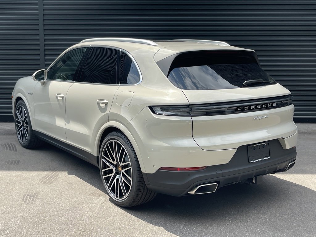2025 Porsche Cayenne Hybrid photo 3