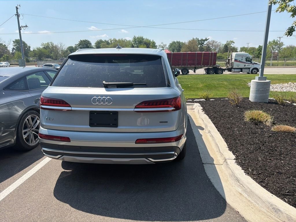 2023 Audi Q7 45 Premium quattro Tiptronic's photo