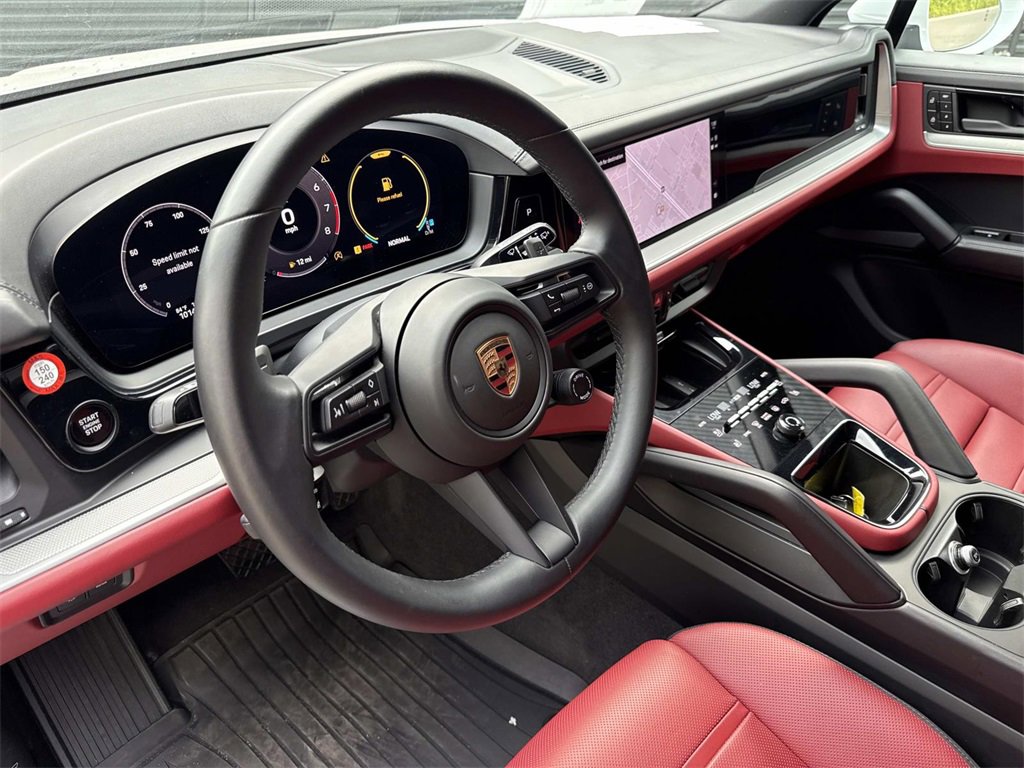 2025 Porsche Cayenne photo 3