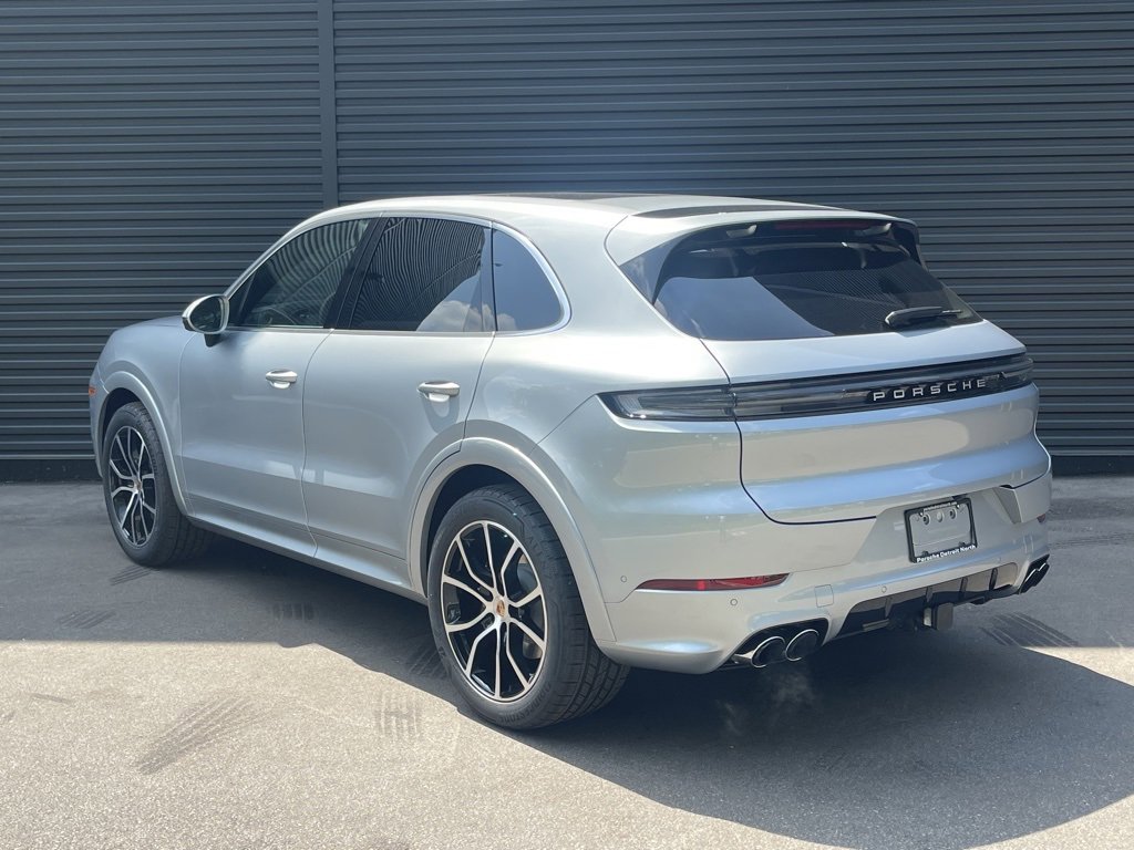 2025 Porsche Cayenne photo 3