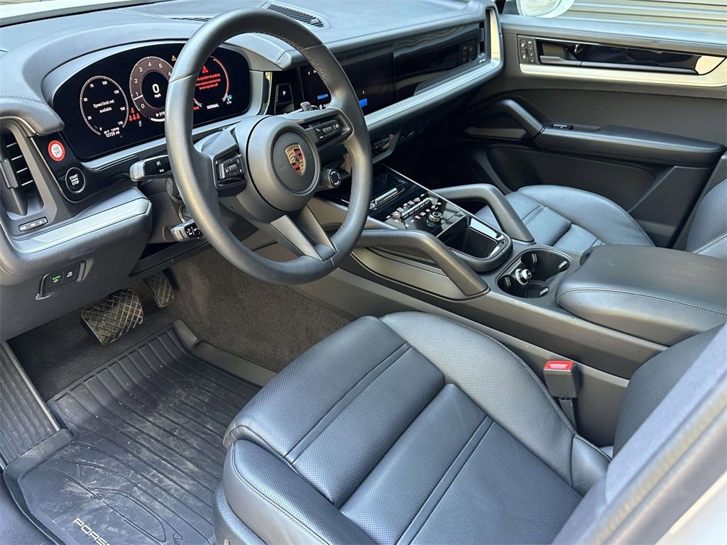 2025 Porsche Cayenne Base photo 3
