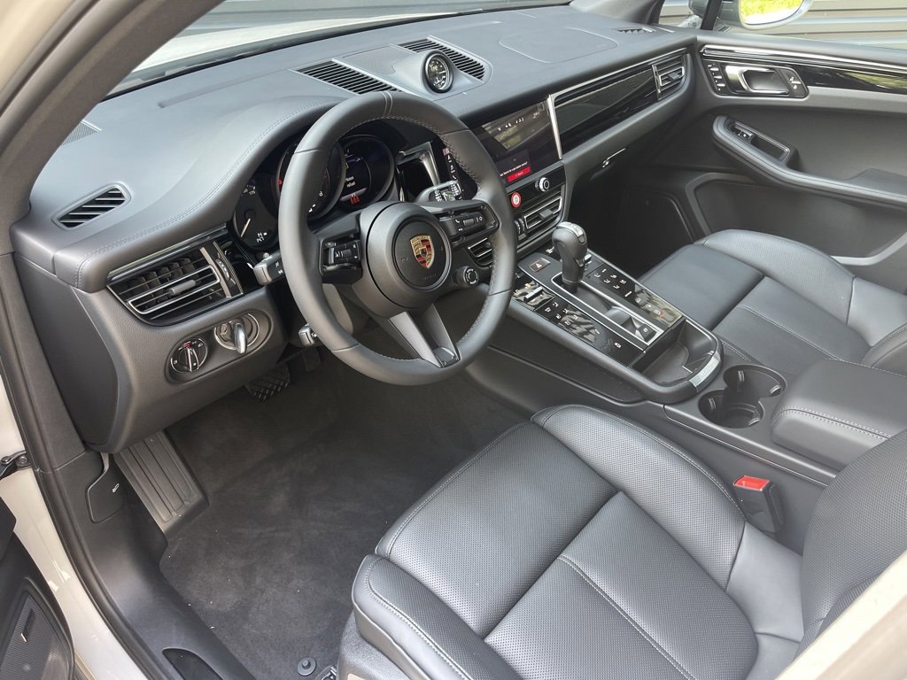 2025 Porsche Macan T photo 4