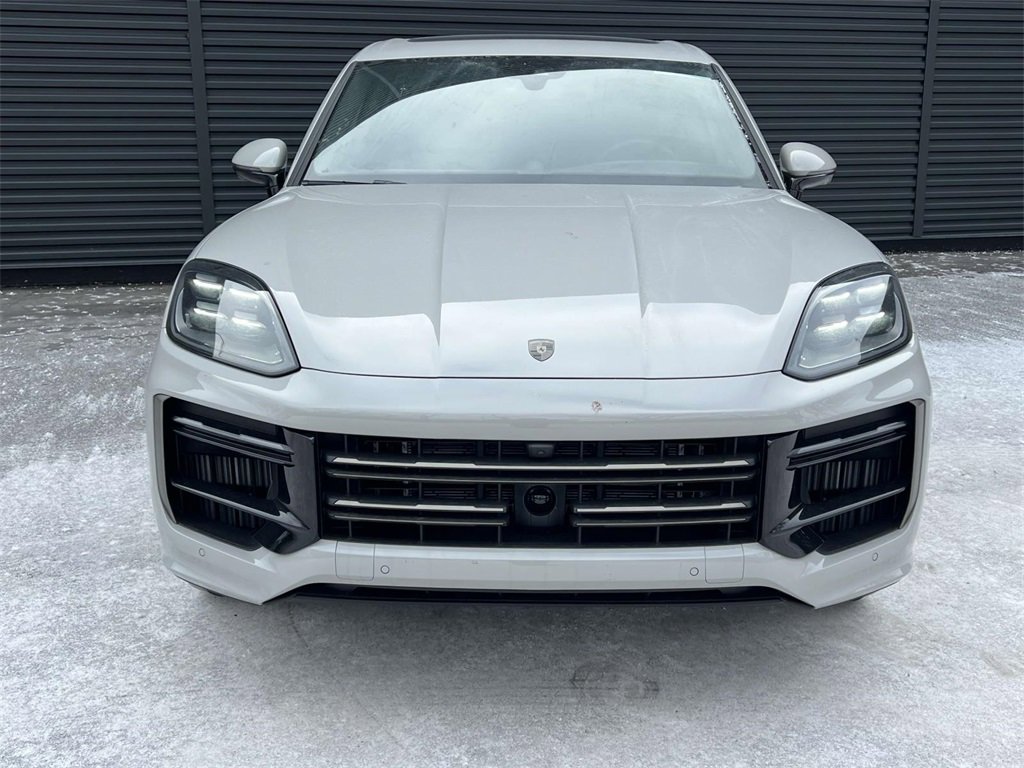 2025 Porsche Cayenne Turbo E-Hybrid photo 3