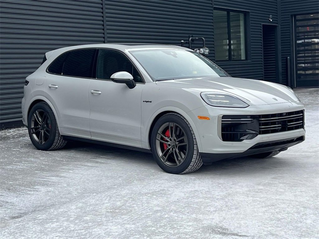2025 Porsche Cayenne Turbo E-Hybrid photo 2