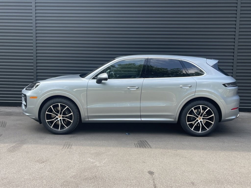 2025 Porsche Cayenne photo 2