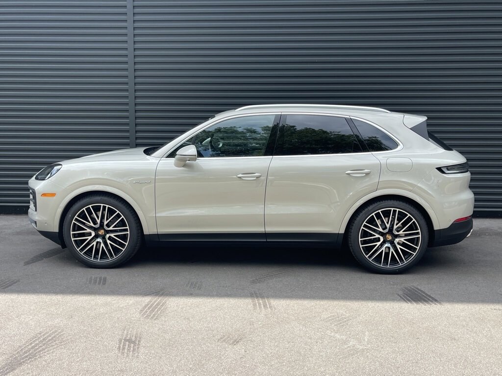2025 Porsche Cayenne Hybrid photo 2