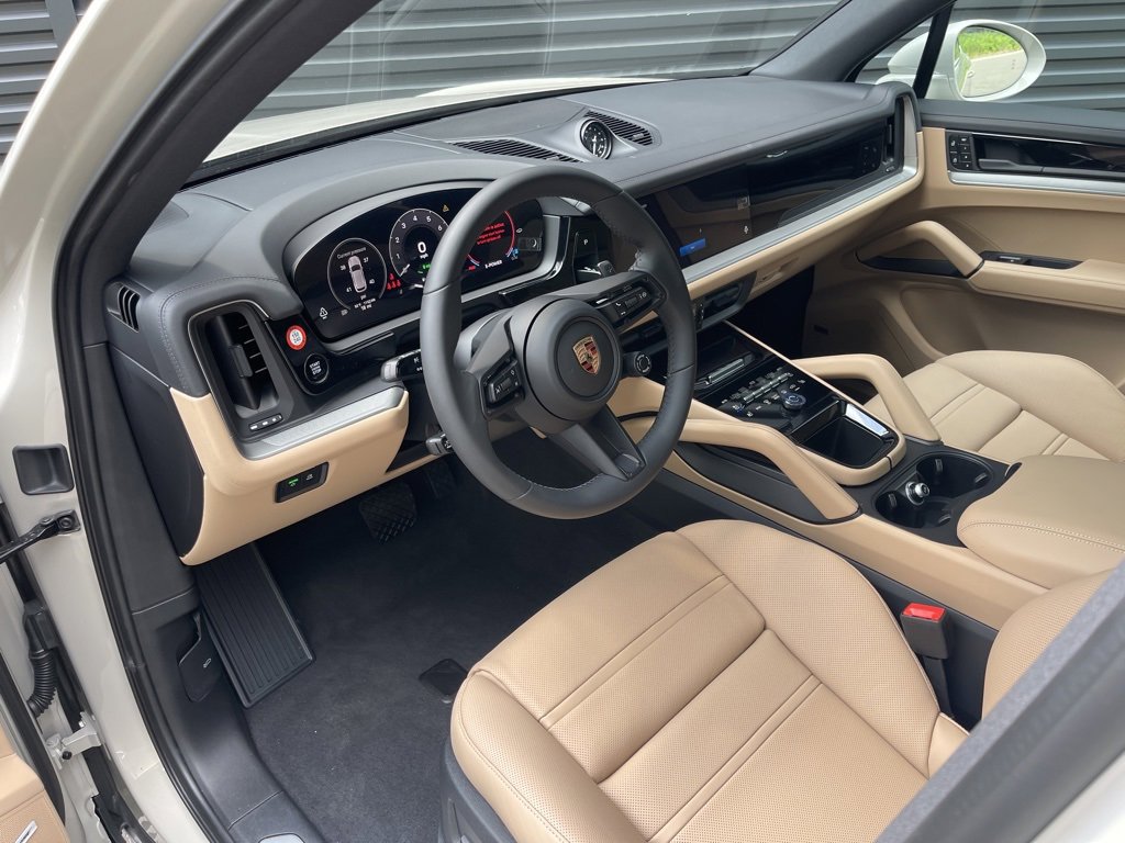 2025 Porsche Cayenne Hybrid photo 4