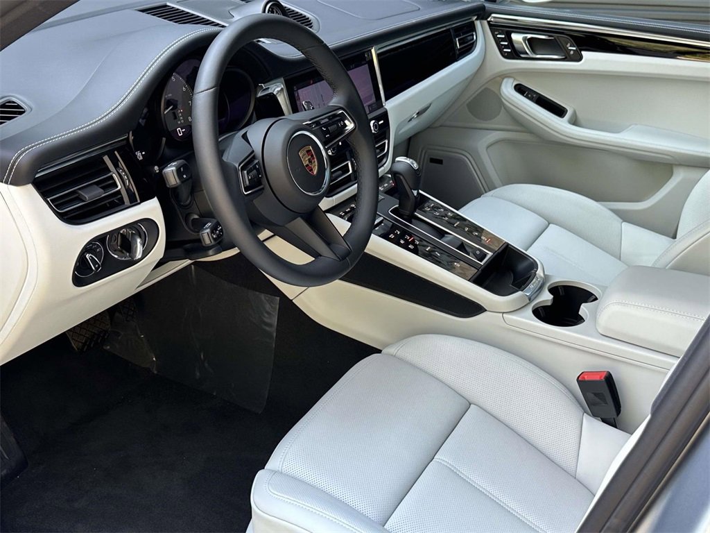 2025 Porsche Macan S photo 4