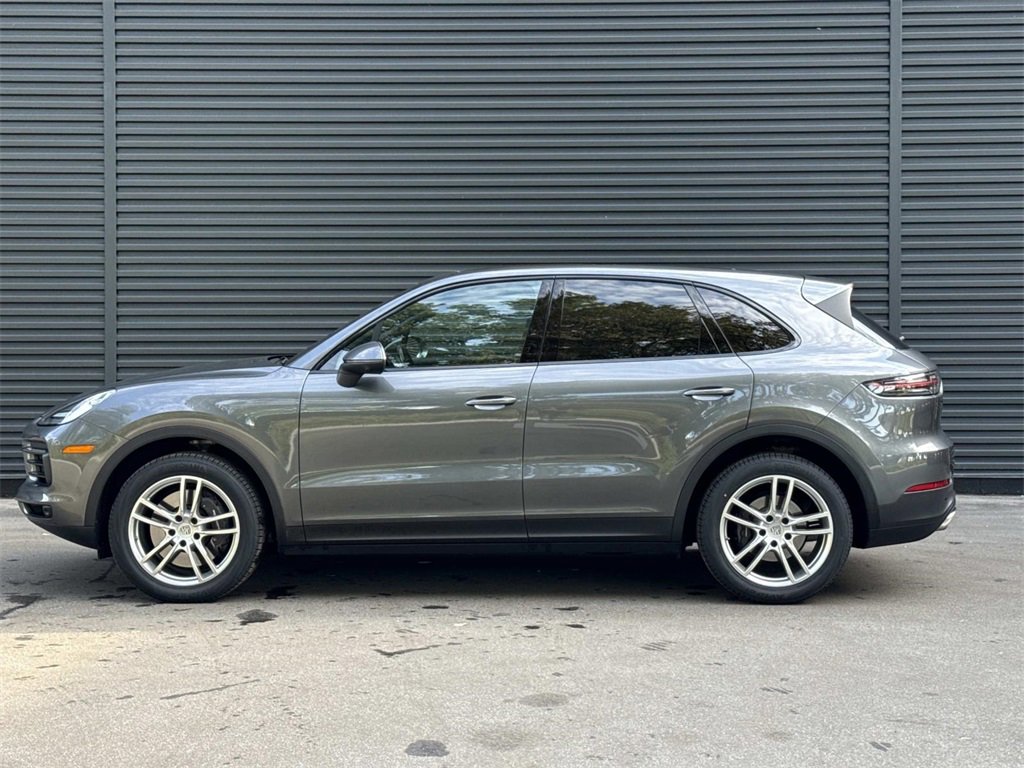 2022 Porsche Cayenne Base photo 2