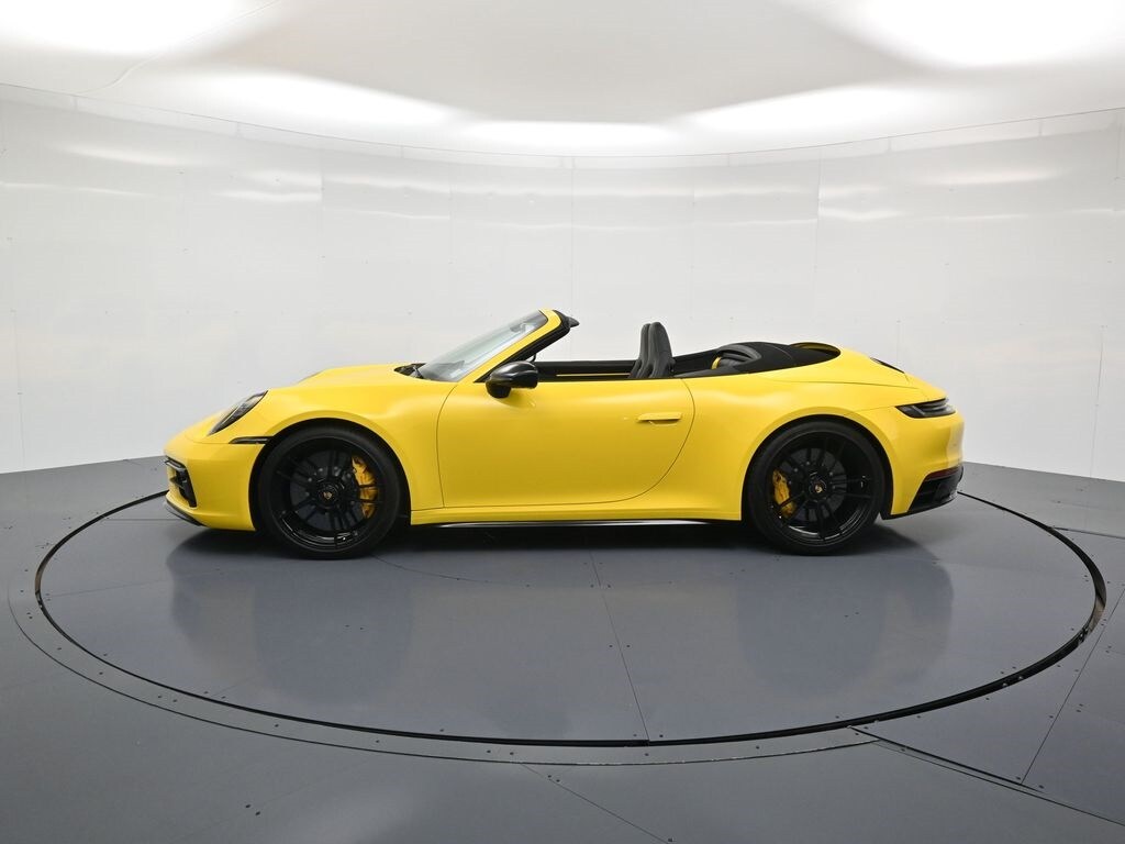2022 Porsche 911 GTS Cabriolet photo 2