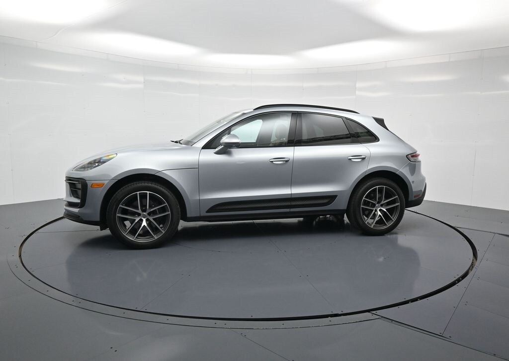 2025 Porsche Macan T photo 2