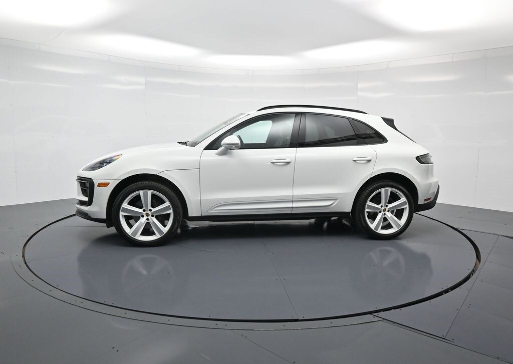2024 Porsche Macan T photo 2
