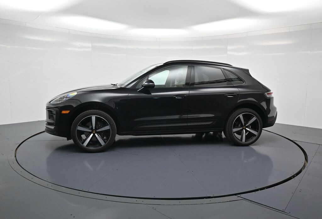 2025 Porsche Macan T photo 2