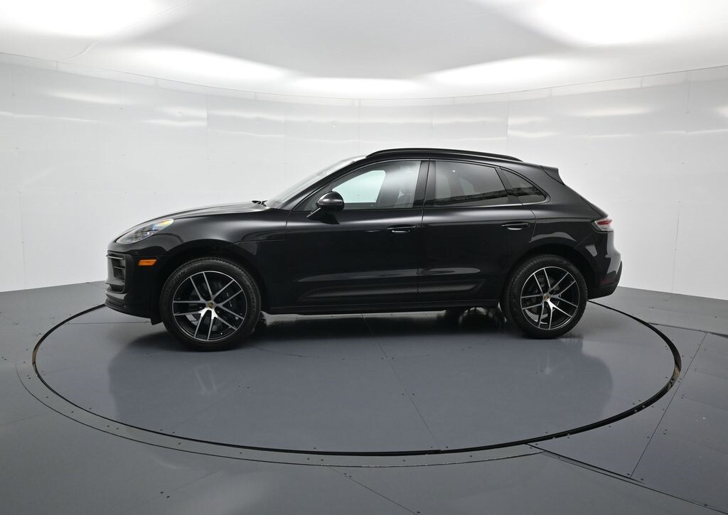 2025 Porsche Macan photo 2