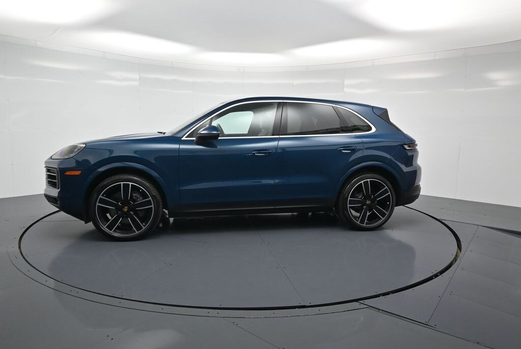 2024 Porsche Cayenne photo 2